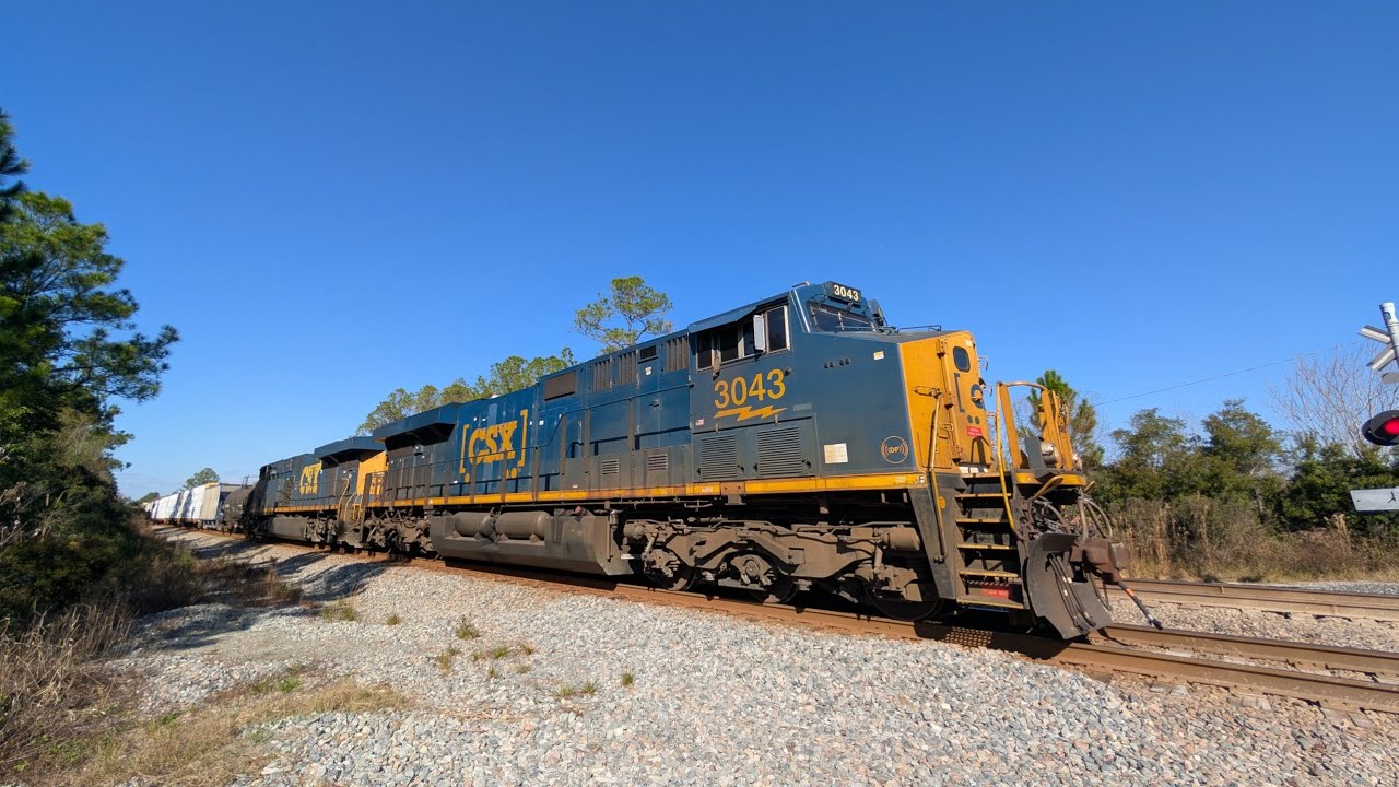 M603 with lots of metal pipes and I025 waits for M452 in Astoria. 12/13/25