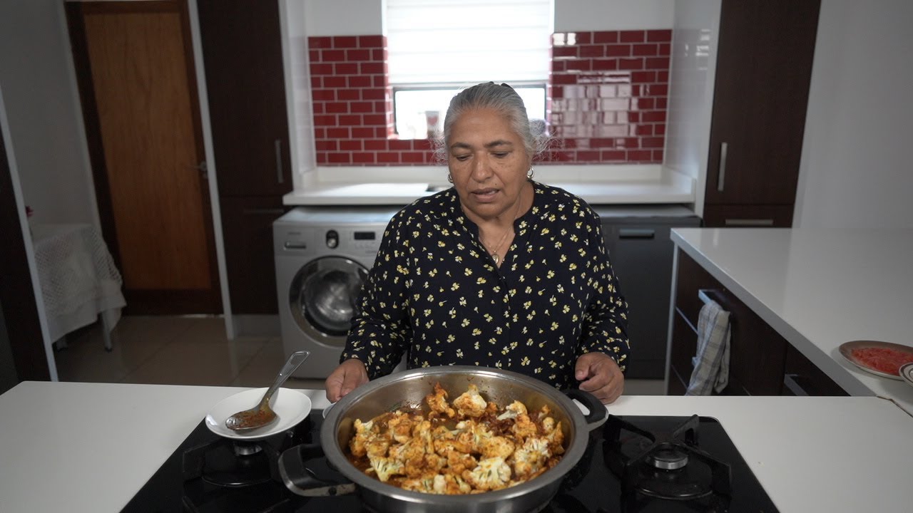 Готовим простое и вкусное блюдо из цветной капусты и гороха (Гоби Матар)