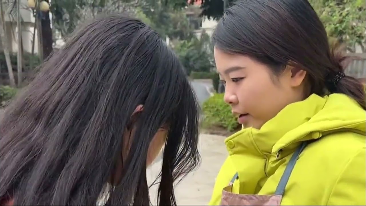 女儿千里寻母遭驱逐，管家万般阻挠究竟在藏什么……   走丢十六年的女儿回来了，跟了我二十年的管家突然要回老家 #亲情 #正能量 #寻亲 #记录生活