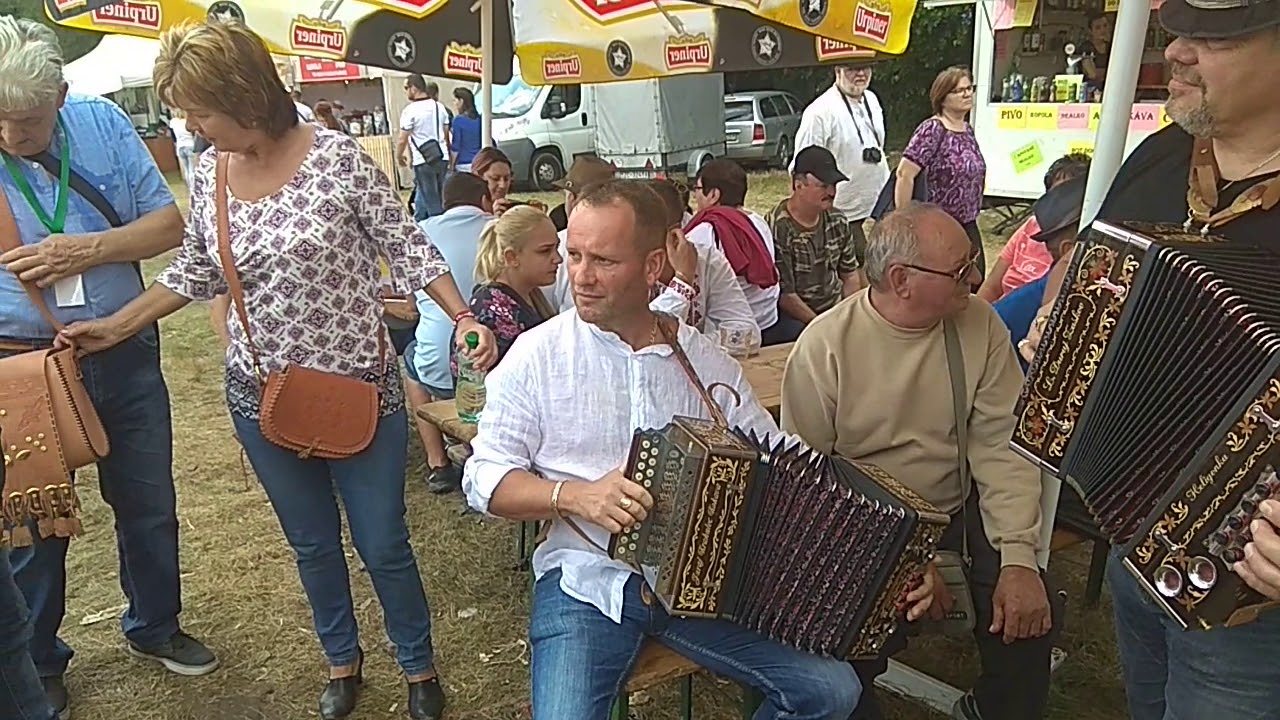 Nálada na Podpolianskych slávnostiach pri heligónke...