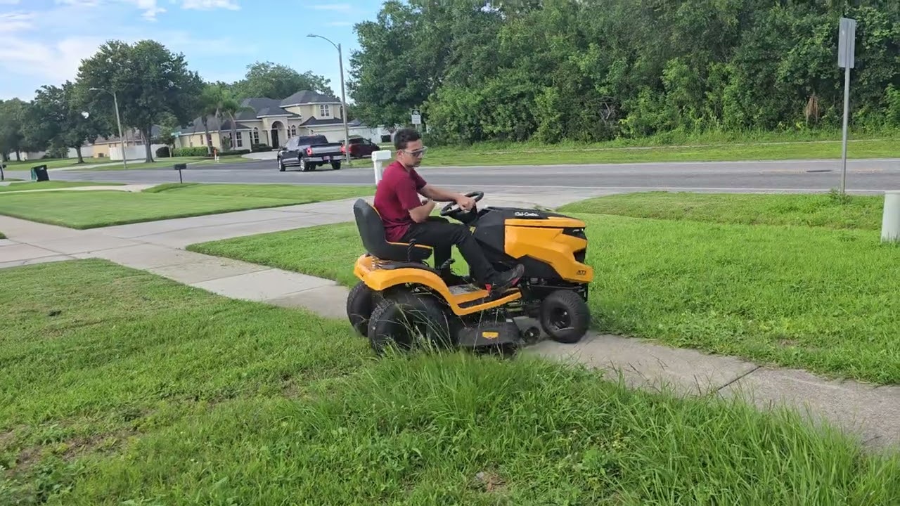 Elijah Cutting the grass 💪💪
