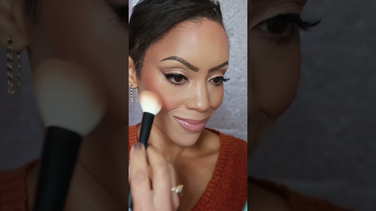 Hourglass Tiger Palette try on 