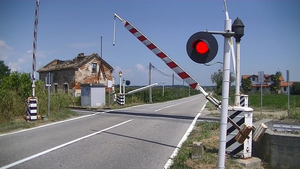 Spoorwegovergang Santhià (I) // Railroad crossing // Passaggio a livello
