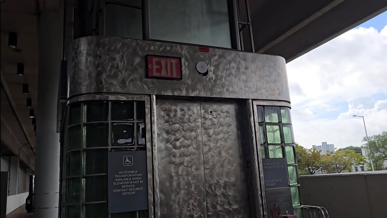 Dodgy door mech: Hydraulic elevator @ Earlington Heights Metrorail Station in Miami (FL)