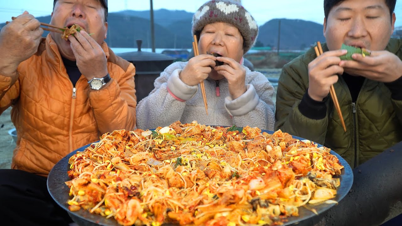 싱싱한 굴과 김치, 각종 야채, 대패삼겹살을 함께! 굴삼구이!! (Grilled Samgyeopsal with Oyster) 요리&먹방!! - Mukbang eating show