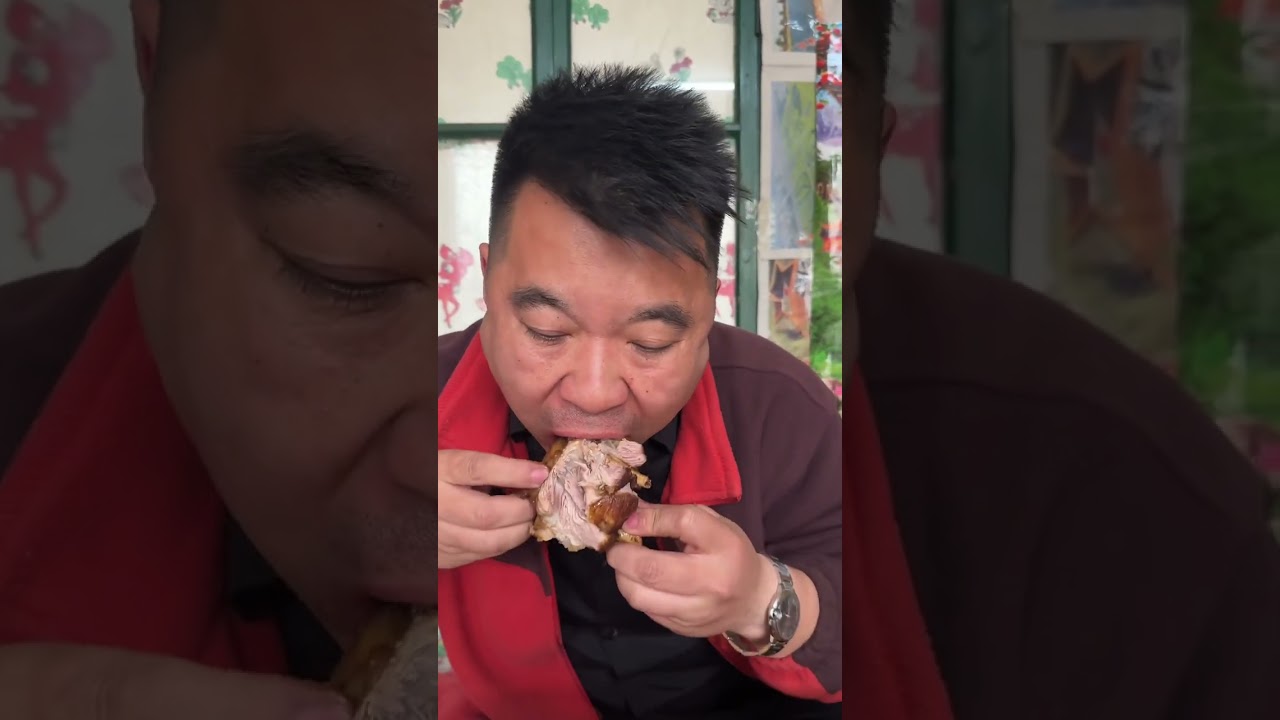 大国子和小明子儿时的玩伴、暗恋的对象二丫回来了，小明子可乐坏了。
