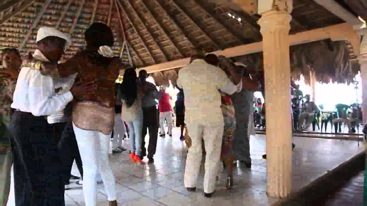 Domingos soneros en la playita de nigua, canta bombillo 