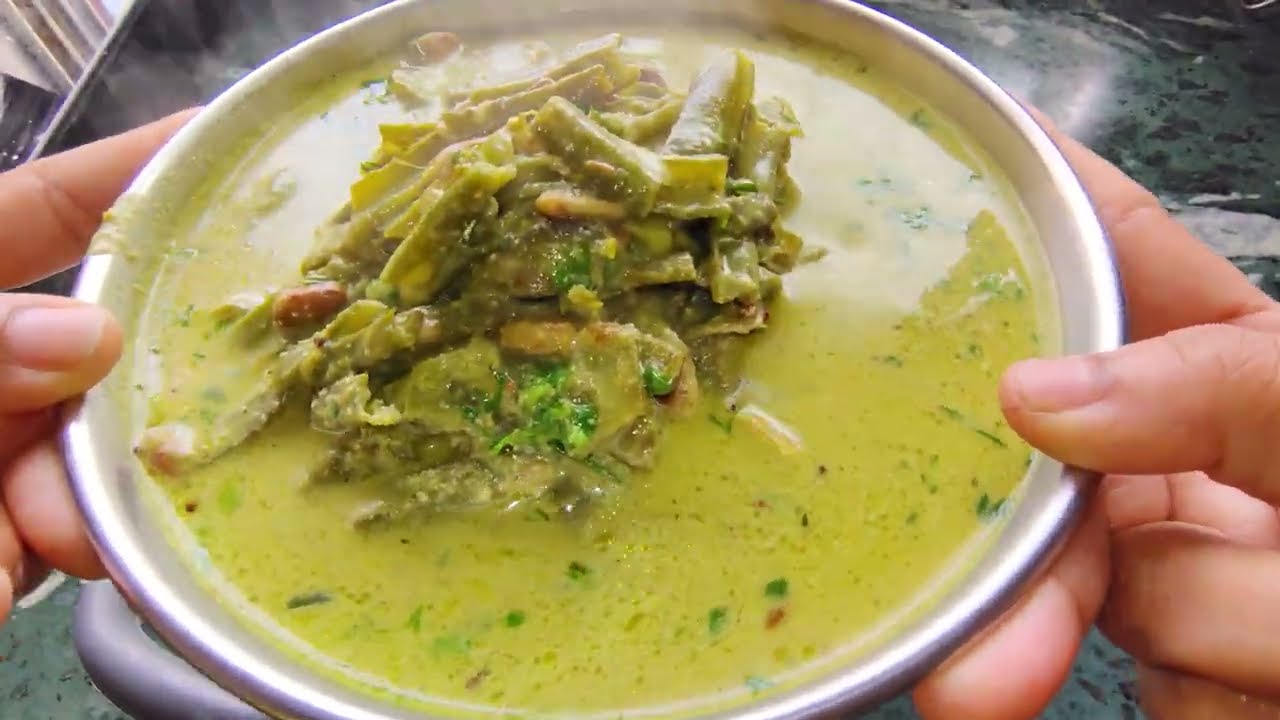 Gavran Style Valachya Shenga Rassa Bhaji | खास गावाकडची चव | वालाच्या शेंगांची झणझणीत रस्सा भाजी