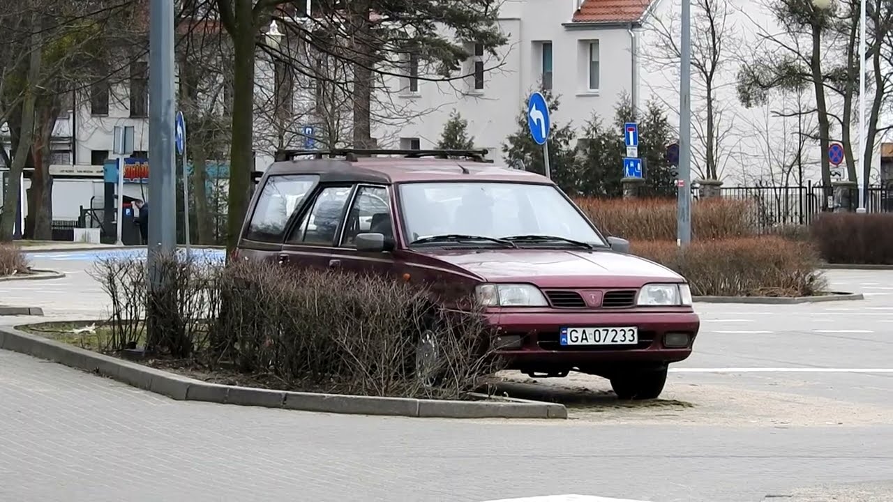 Polonez kombi na parkingu w Gdyni Orłowie. Klasyk polskich ulic