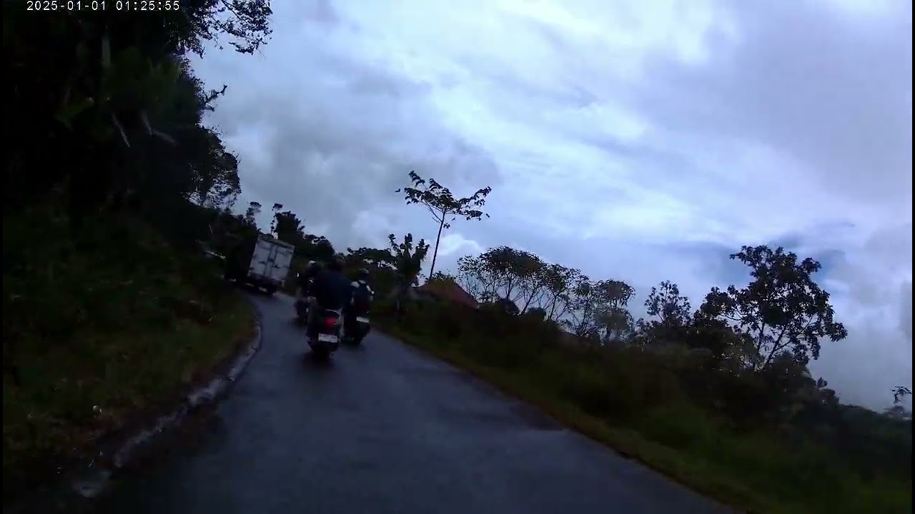 Puncak Buluh, dengan pemandangan bukit dan lembah nya yang indah! 