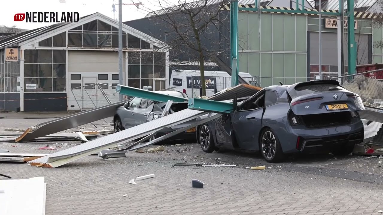 Deel van pand stort in en valt boven op auto’s in Schiedam