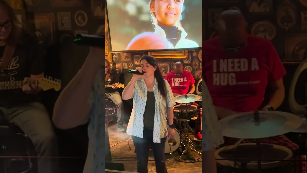 Karaoke Opener Stuns Crowd
