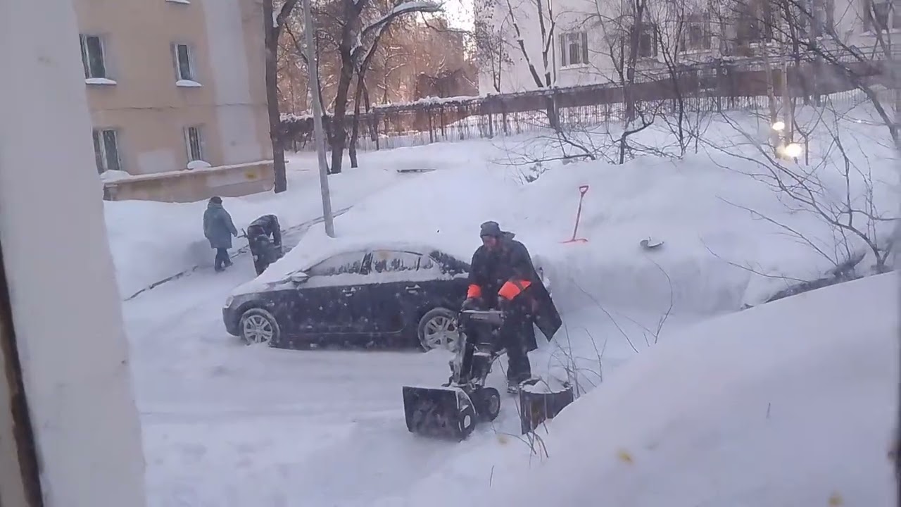 Москва. Дворники-мигранты замуровывают окна снегом🫣😱😢. ЖЭУ-6 Таганского района, ГБУ Жилищник 👿! 