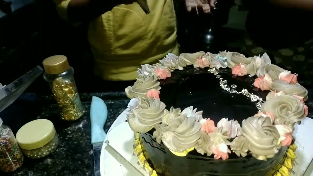 😅Ye chocolate cake ek ladke ke liye tha pr mai galti se ladki ke liye bnna di😅/ kaisi lagi design  