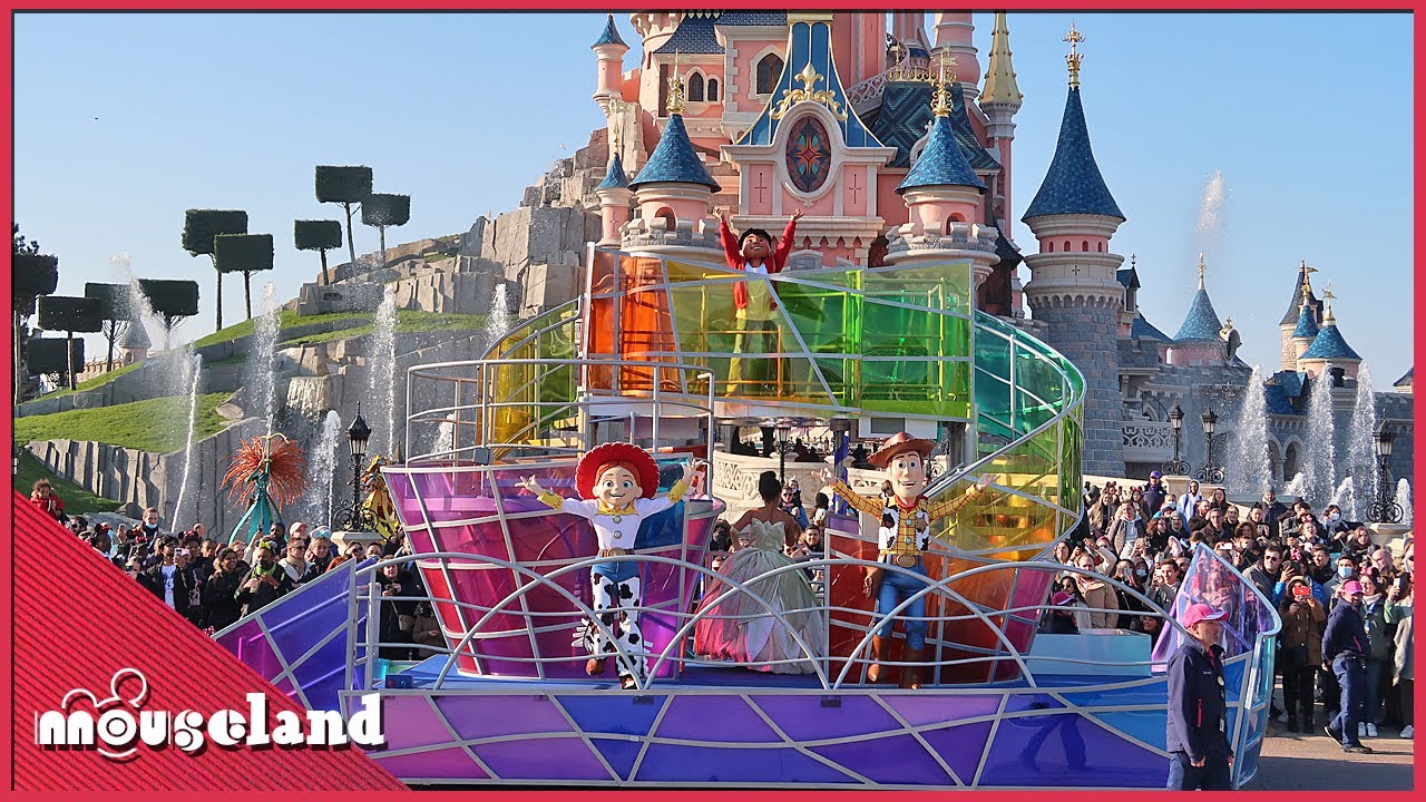 Dream and Shine Brigther view Castle and Miguel performance Disneyland Paris 2022