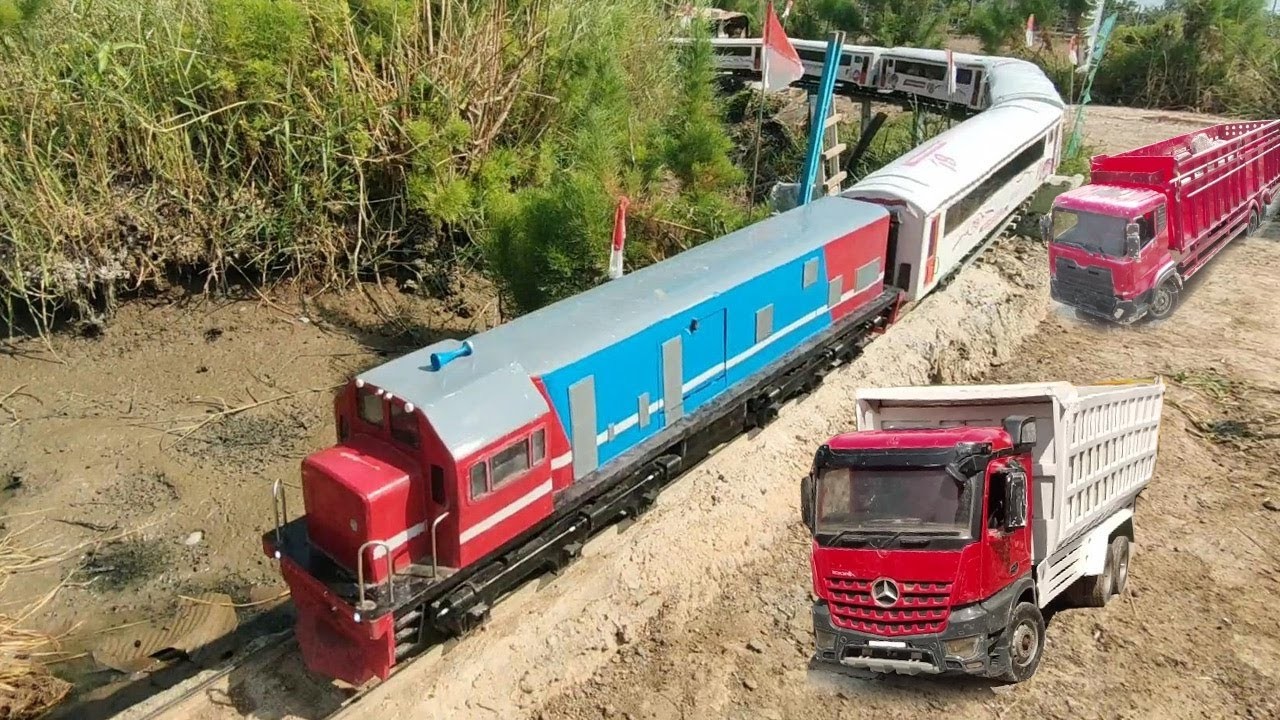 Nabrak Mobil Polisi di Palang Pintu Kereta Api Panjang Lokomotif cc201 RC Anjlok