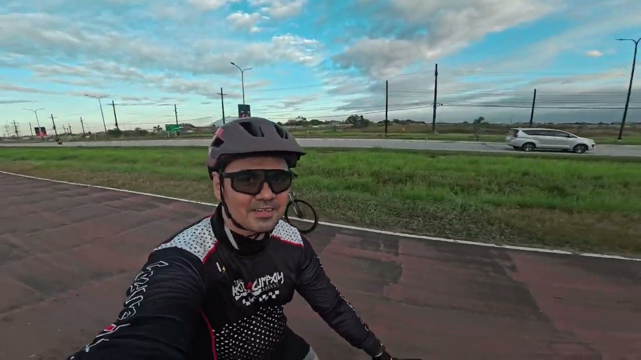 Clark Loop kasama si Dayne. #RideRoamEat #cycling #bikelife 