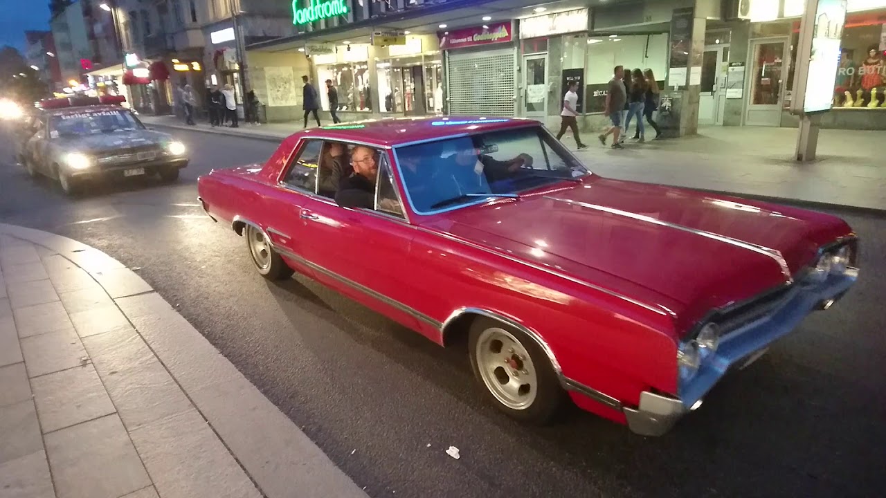 Raggarbilar cruisar vid Tr&auml;dg&aring;rdstorget Link&ouml;ping