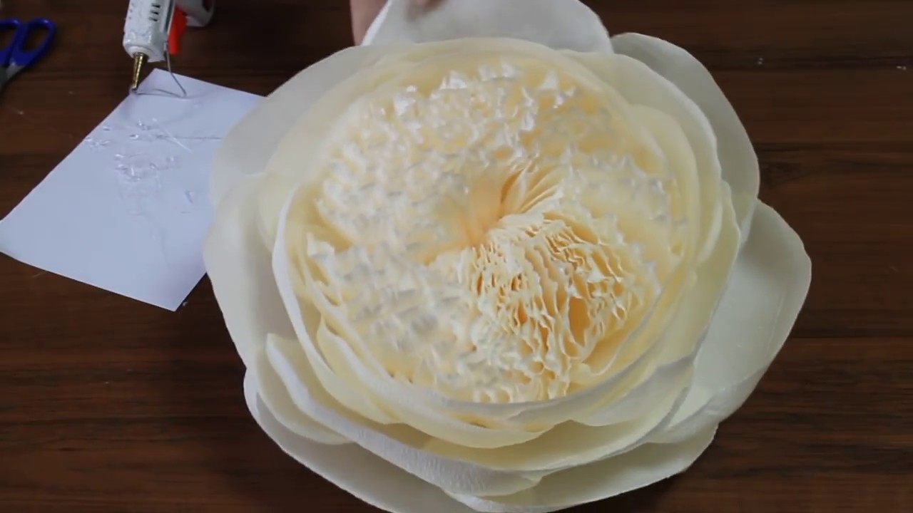 How to make Giant crepe paper flower tutorial.  Flowers on the wall. Crepe paper decorations
