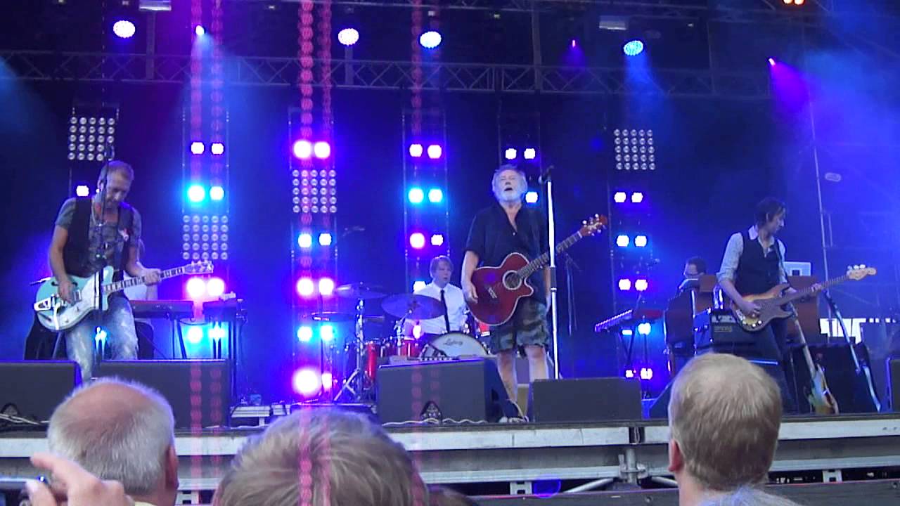 Ulf Lundell avslöjar vem han röstade på i EU-valet (live @ Putte i Parken, Karlstad 05.07.2014)