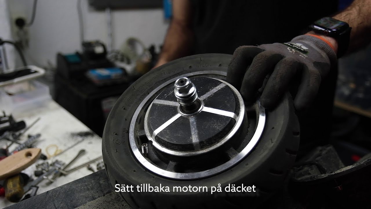 Slang- och däckbyte på bakmotorn av Eltra Premium.