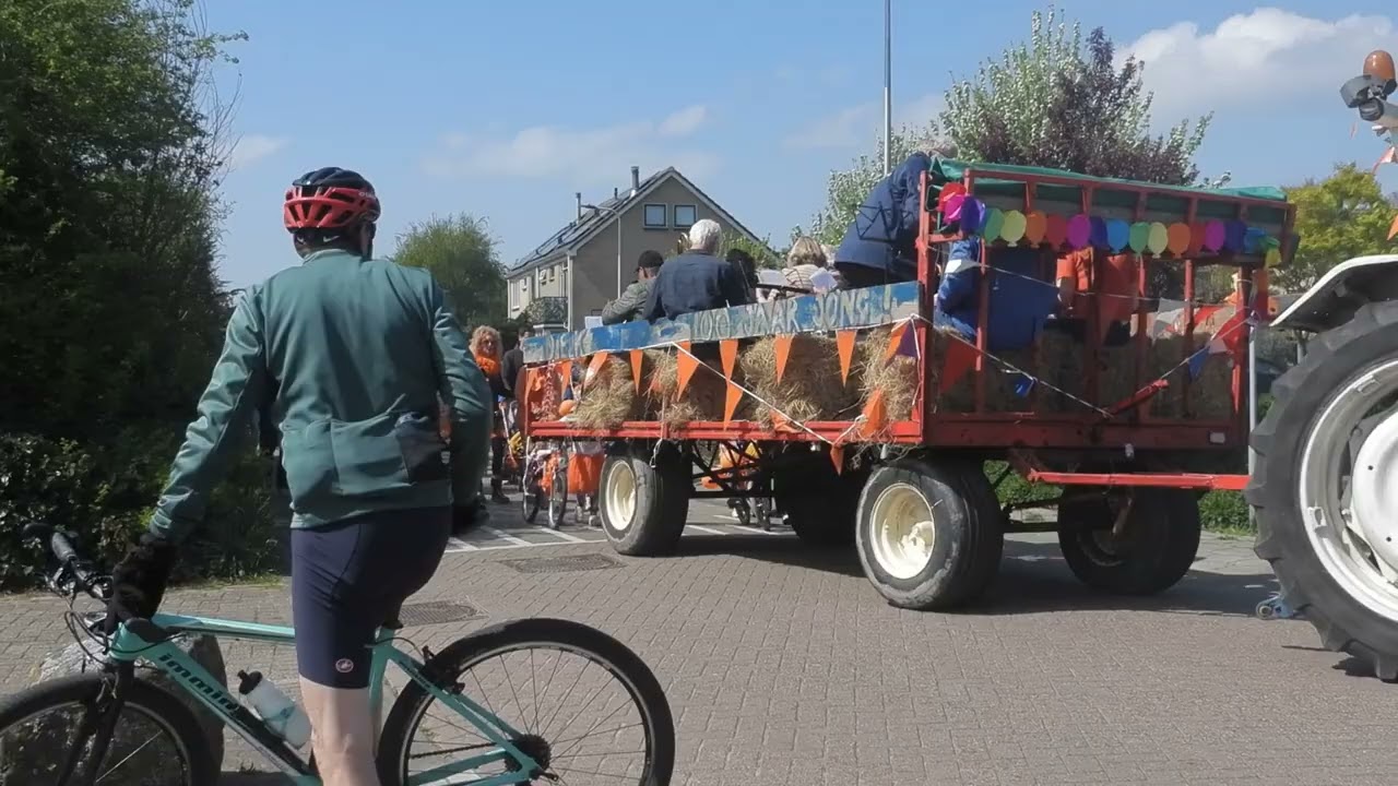 Optocht door Den Hoorn met Koningsdag 2025 op Texel.
