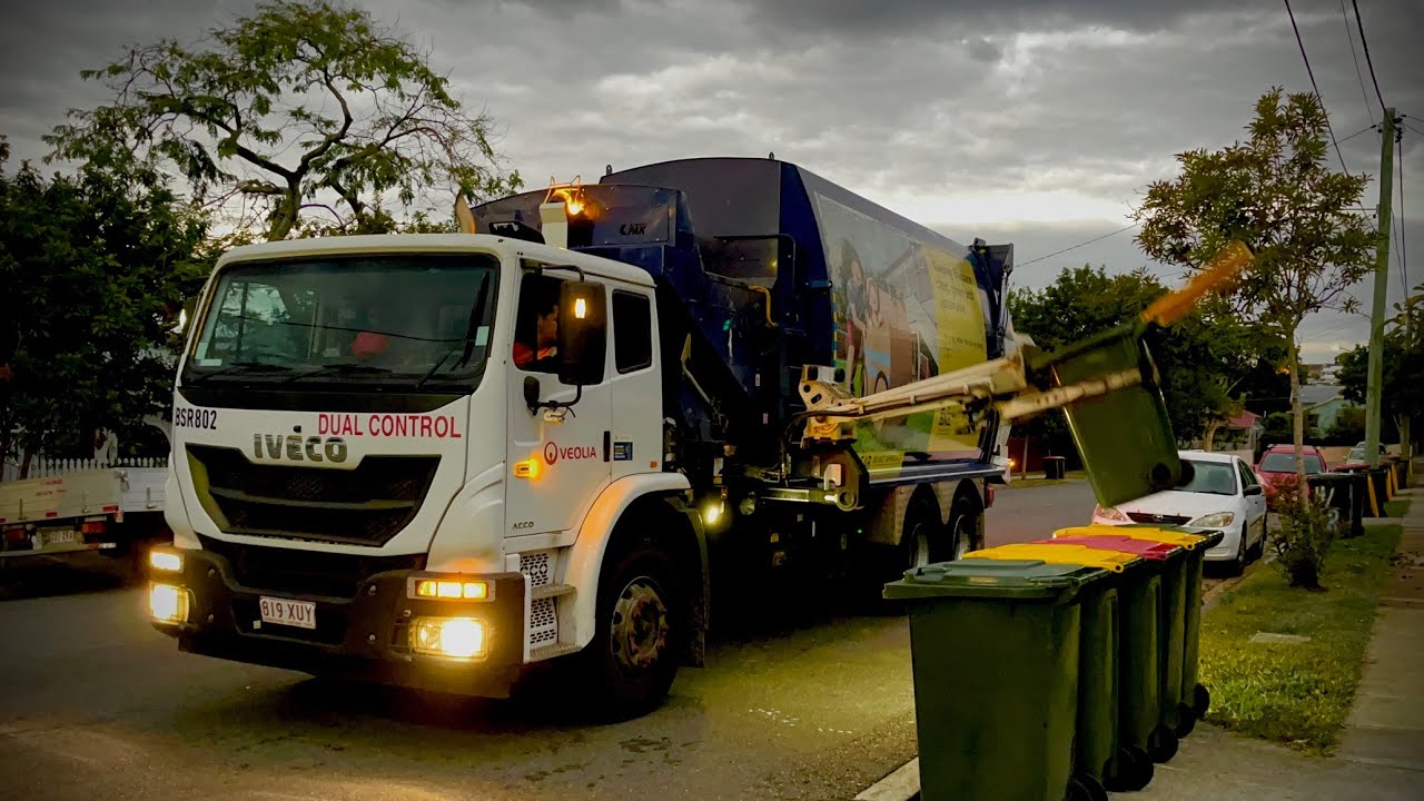 Brisbanes dark morning recycling with a body slamming 802