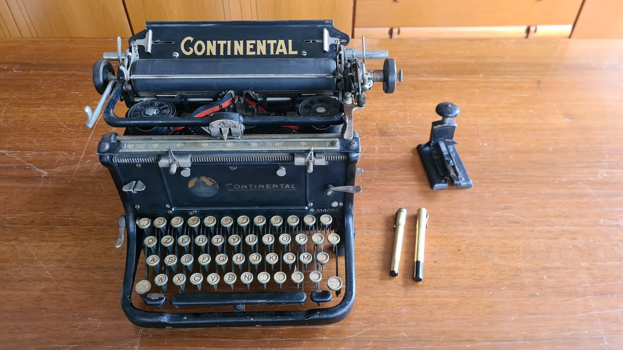 Старая пишущая машинка Continental Standard (1927 г.) с множеством рычагов по всему периметру