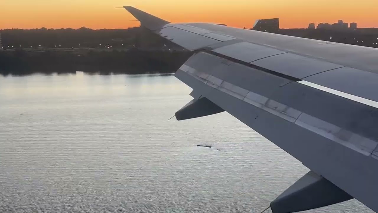 American Airlines landing at Ronald Reagan National Airport