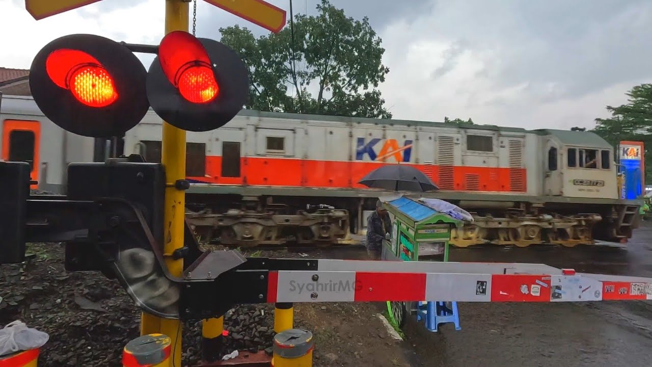 4 Perlintasan Kereta Api Bandung | Alarm Baru | Seruntulan Lokomotif