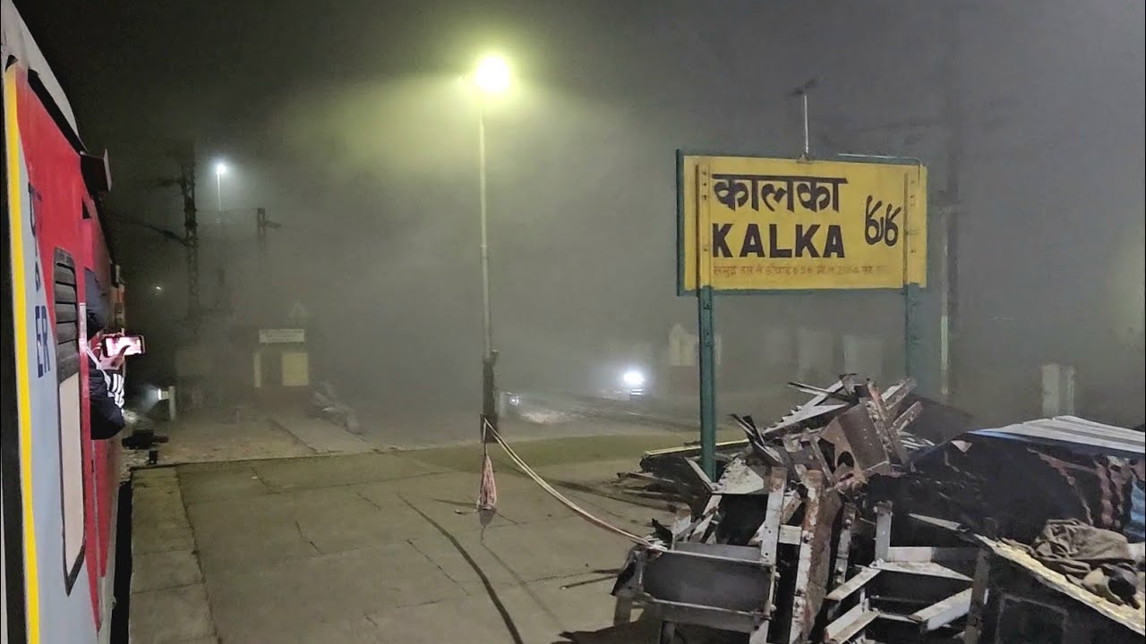 Kalka Howrah Netaji Express departing Kalka in dense fog !!