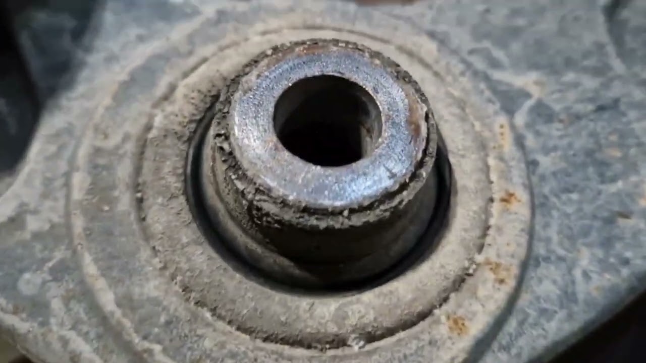 Remplacement du triangle de suspension sur Citroën c4, Peugeot