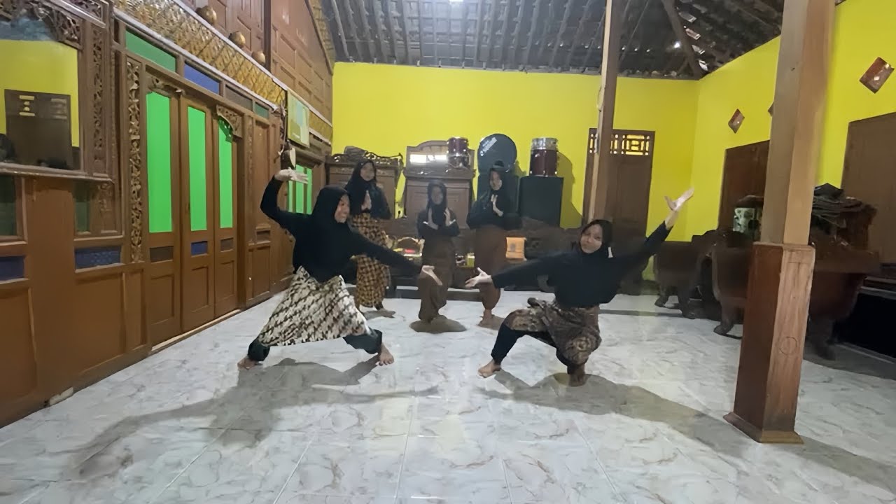 ౨ৎ Tugas Tari Kreasi Seni Budaya Kelompok 1 KelasVII-D ౨ৎ