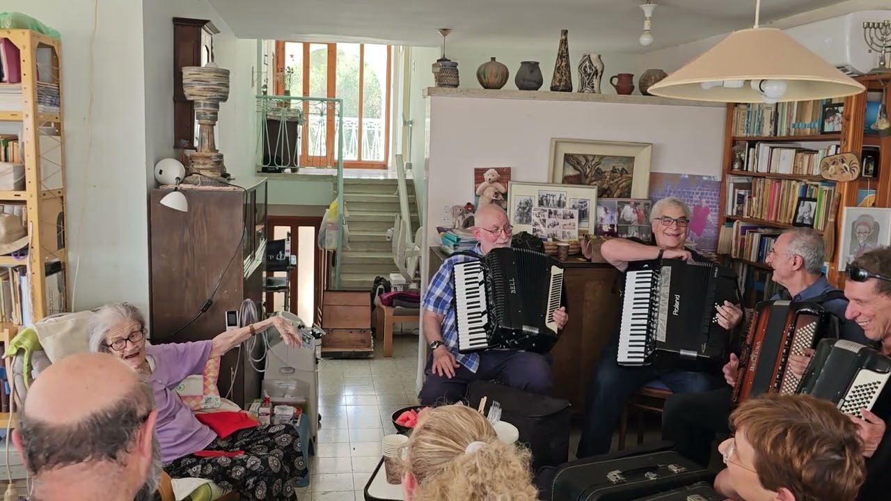 ביחד עם נעמי  -תחילה
