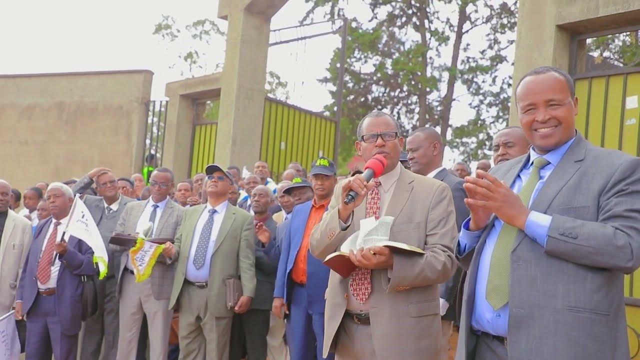 Bishop ኢስያስ አሻ የ እንኩዋን አደረሳቹ ሰለምታ እና የመክፈቻ ንግግር ለ ህዝቡ ስያስተላልፉ