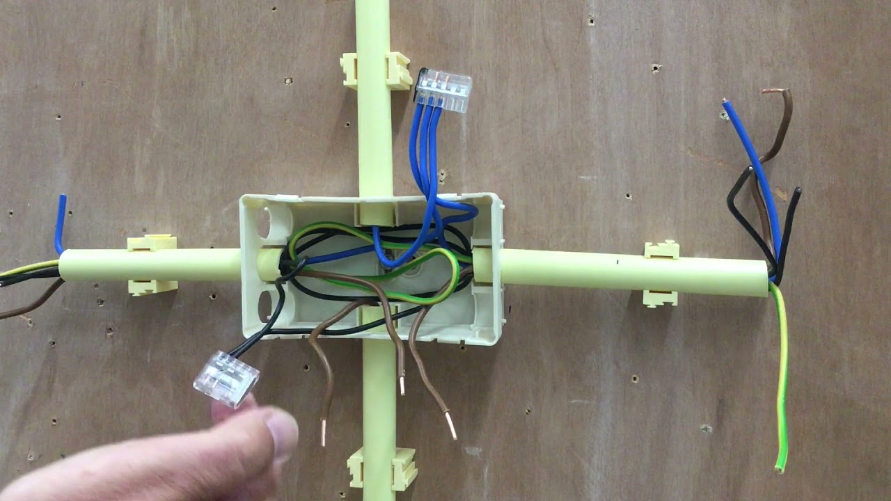 Steeklas monteren elektrotechniek