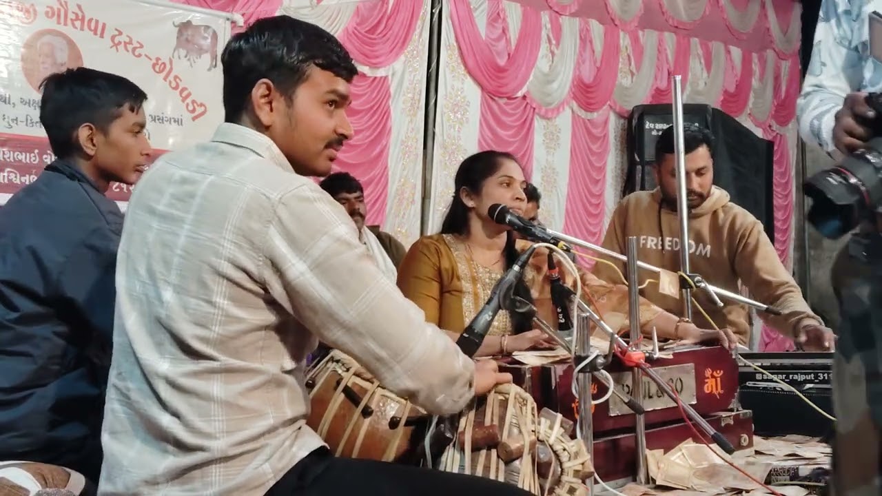 રાધે રાધે શ્યામ બોલો મોહન મોરારિ 