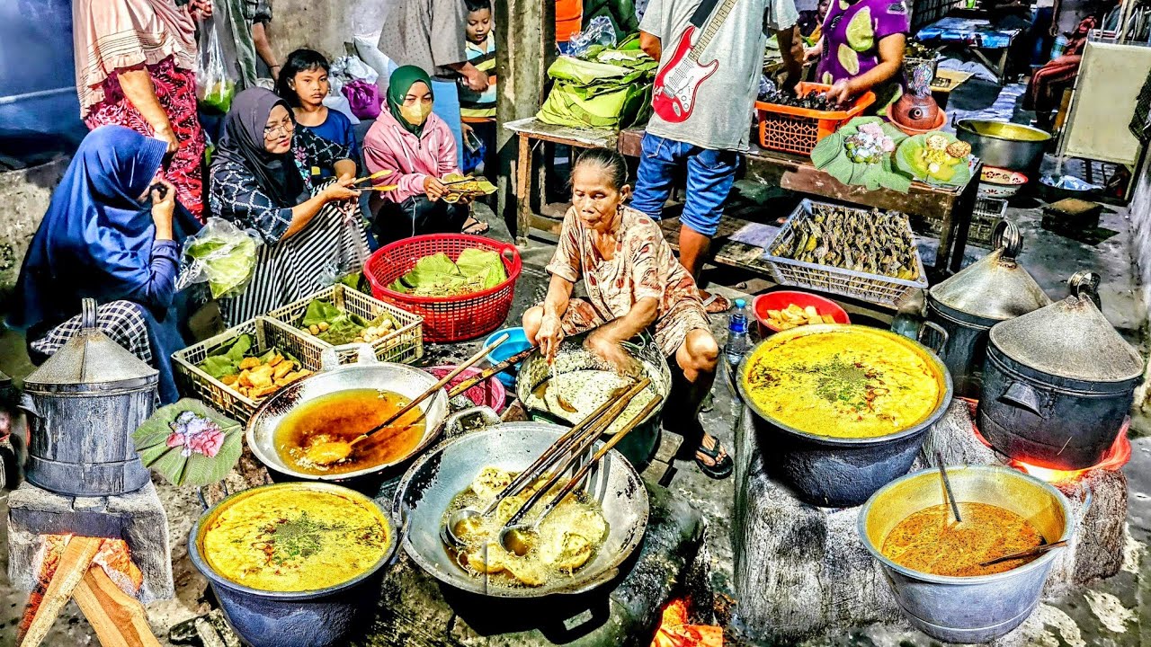 PALING MURAH SEDUNIA CUMA RP 1.000 AMBIL SEPUASNYA, JUALAN SAMBIL BERSEDEKAH-Lontong Sayur Yu Wur