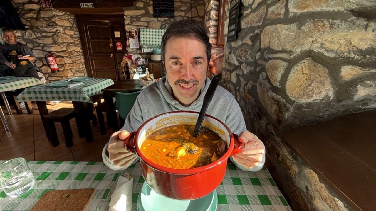 COMIDA ASTURIANA AUTÉNTICA hecha en COCINA DE LEÑA en un restaurante de PUEBLO de ASTURIAS