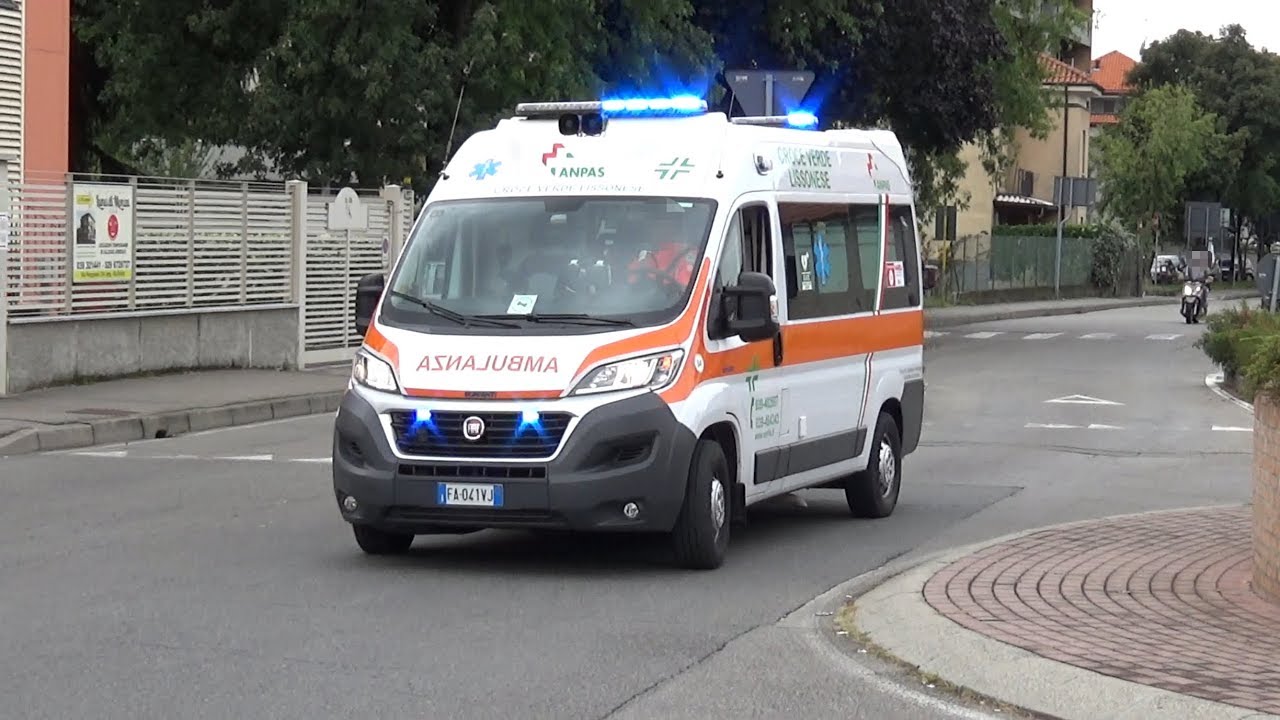 Ambulanza Croce Verde Lissonese in emergenza [140] // Italian ambulance in emergency.
