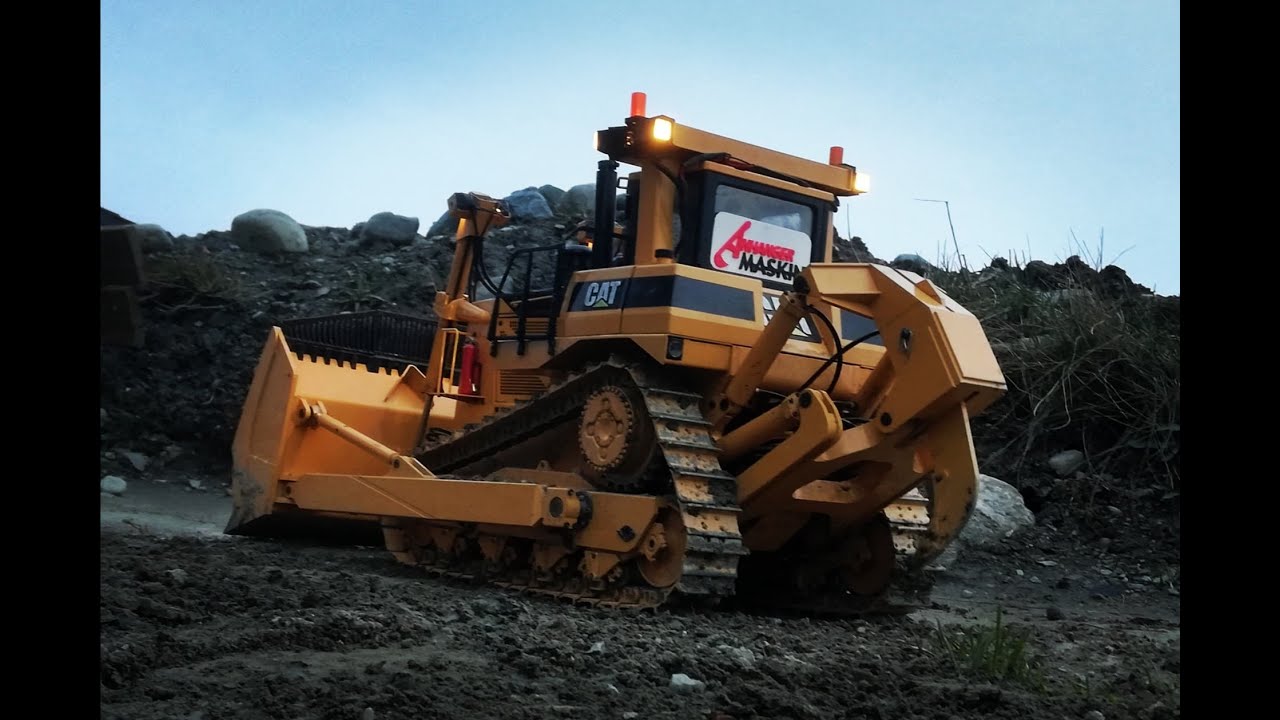 RC4WD BULLDOZER PUSHING STUFF! RC