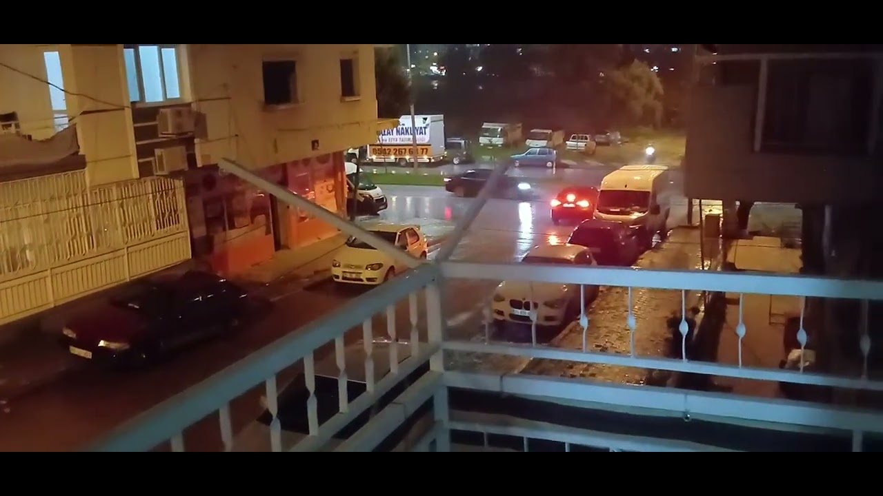 İzmir'de Sağanak yağmurlar devam ediyor//Heavy rains continue in Izmir.