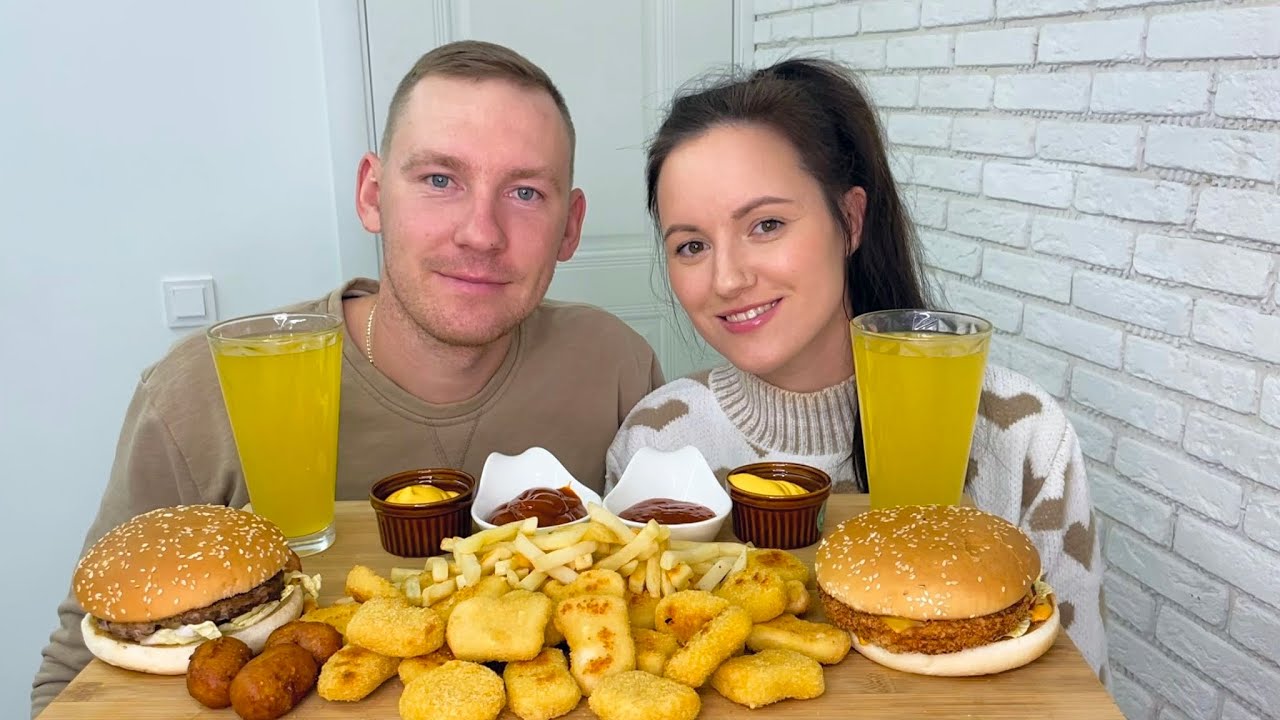 МУКБАНГ БУРГЕРЫ КАРТОШКА ФРИ НАГГЕТСЫ MUKBANG BURGERS FRIES NUGGETS