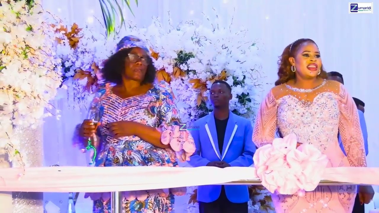 MFALME ZUMARIDI AFURAHI PAMOJA NA WAKWE ZAKE MIAKA 3 KUTOKA JELA     Wafungua Champagne kiuraini