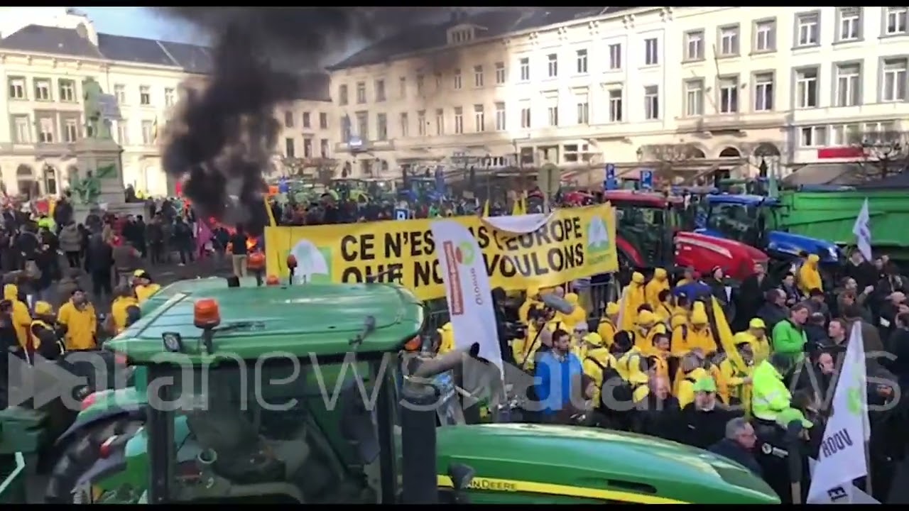 Bruxelles, la protesta dei trattori di fronte al Parlamento europeo: roghi e petardi