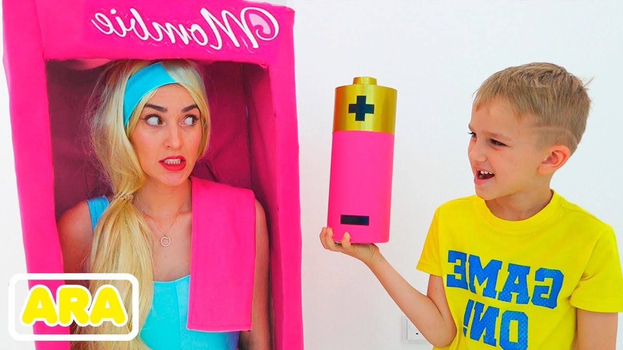 نيكيتا وفلاد يستمتعان مع دمية مومبي