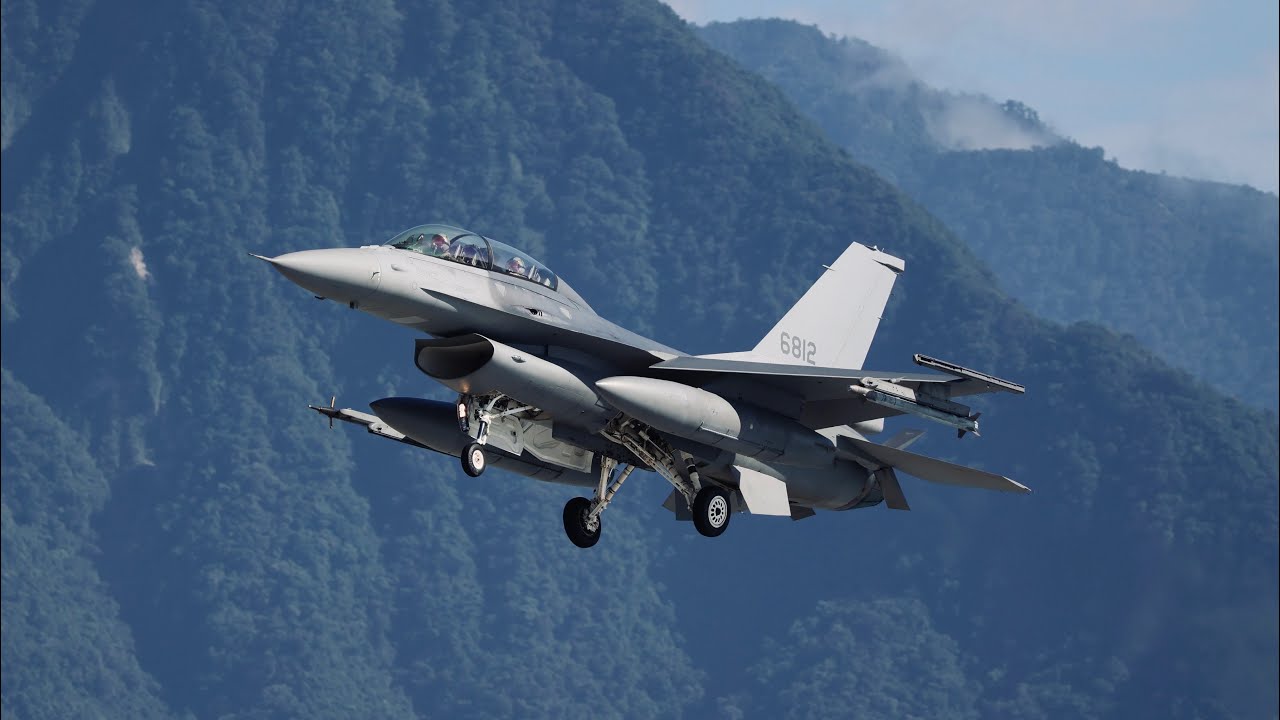 F-16V 花蓮七星潭好山好水、早晨陽光中起降。F-16V Take off and landing in beautiful mountain scenery. Hualien Qixintan.