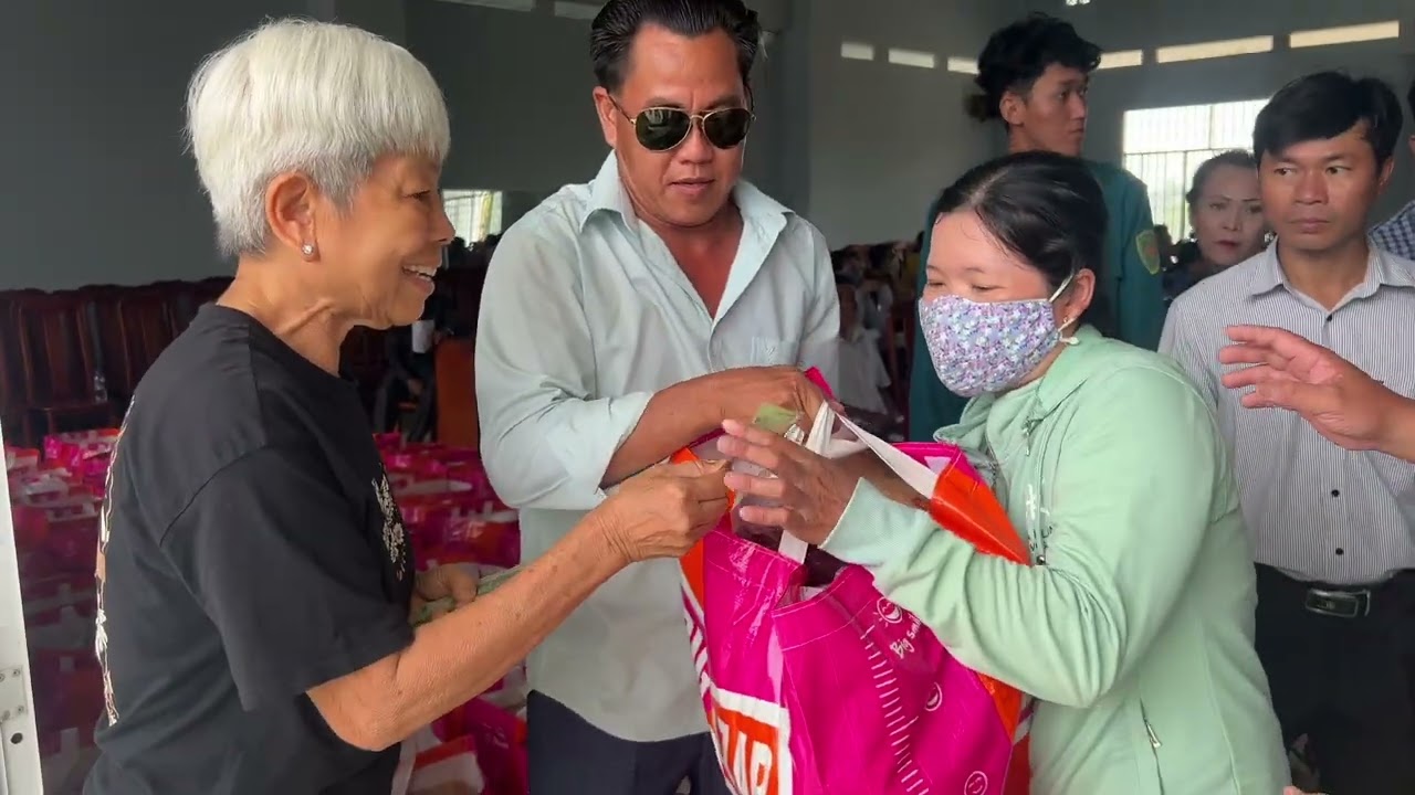 Ban Bảo Trợ Từ Thiện Bác Ái TPHCM Tặng quà cho bà con nghèo tại Xã Tân Thới Tỉnh Đồng Tháp 