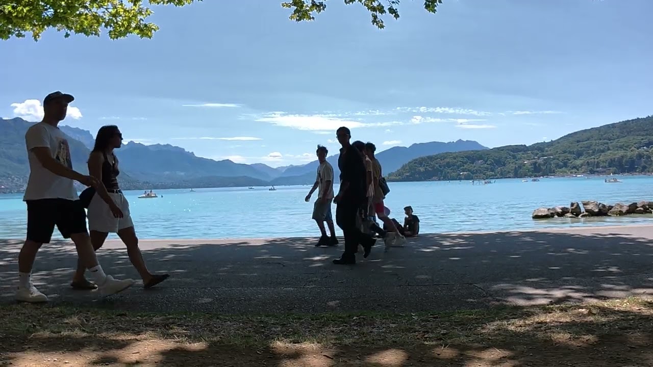 Chilling by the beautiful shores of Lake Annecy France_愜意地坐在美麗的湖畔邊-法國annecy