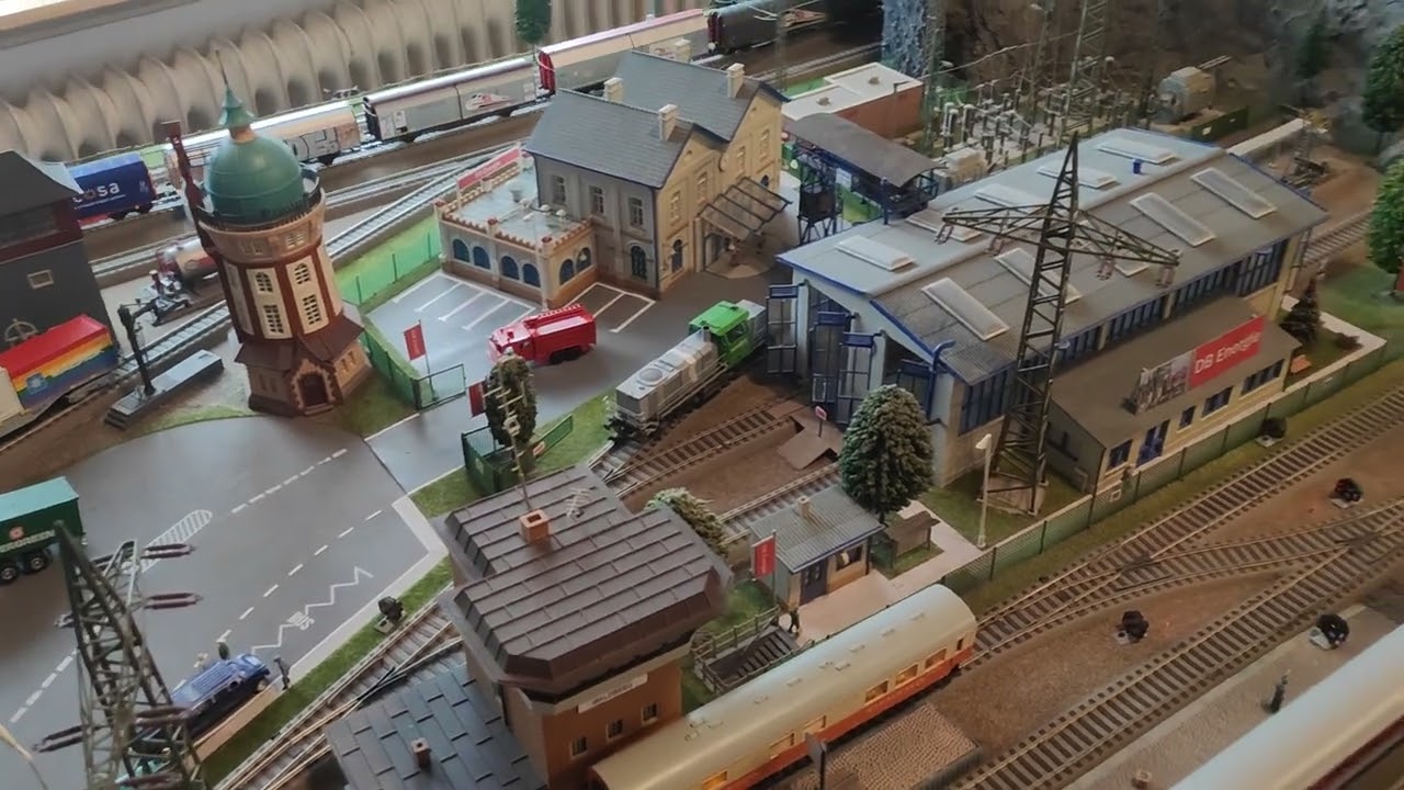 ESU Class 77 mit Schiebewandwagen und Schiebeplanenwagen. BR 118 mit IC Wagen und Steuereinheit 